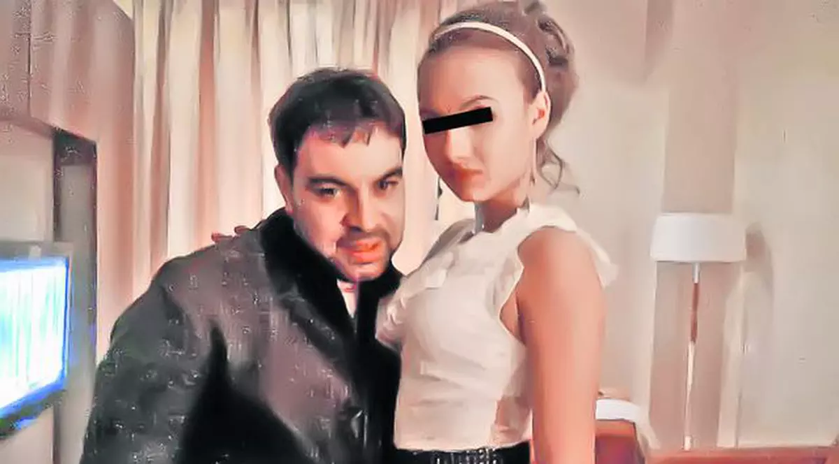 Manelistul a dat un concert privat într-o cameră de hotel cu două tinere, după o seară de zbânţuială în club