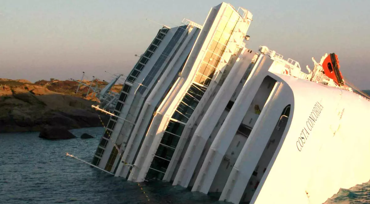 UPDATE : Tragedia Titanicului se repetă! O navă italiană cu peste 4.000 de persoane a naugragiat. Încercări disperate de salvare! FOTO
