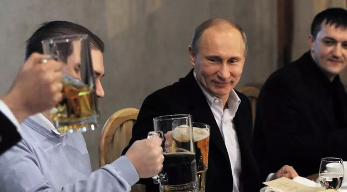 Ce nu face Putin pentru voturi? S-a lăsat pozat la o bere cu prietenii | FOTO