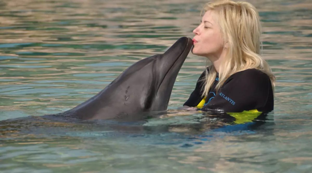 Experienţe inedite pentru Loredana în vacanţă! S-a sărutat cu delfinii!