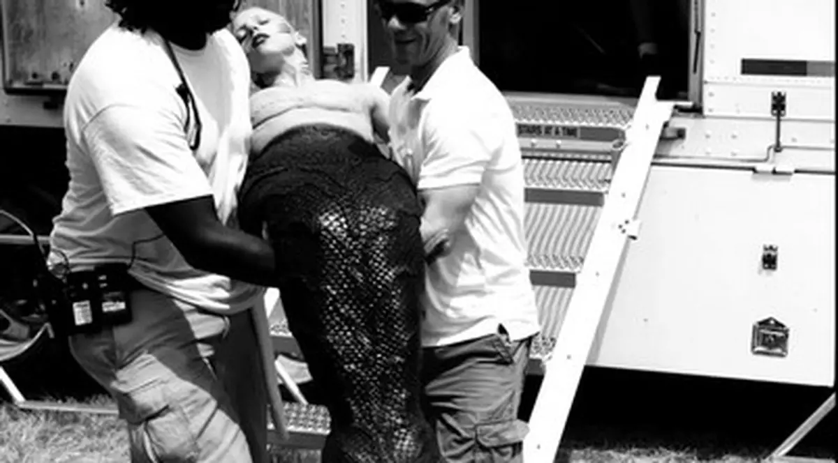 "Întunecător de cameră" sau "schimbător de baterii la jocuri". Iată ce meserii au cei din preajma vedetelor!