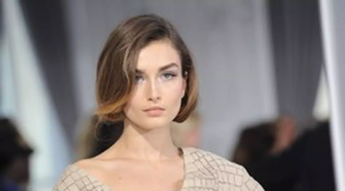 O româncă face senzaţie pe podiumurile internaţionale. A apărut în defilarea de la Chanel şi Dior! FOTO