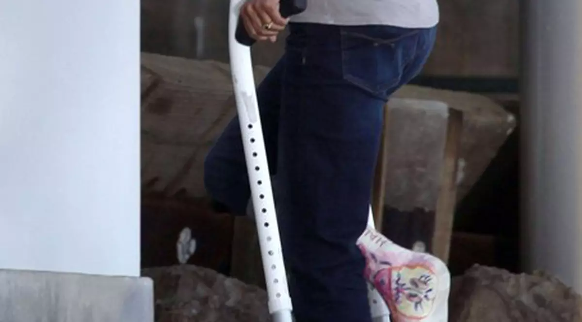 O actriță de Oscar a ajuns în cârje! Vezi despre cine este vorba! FOTO