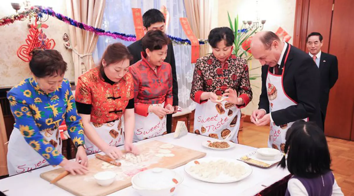 V-aţi fi putut imagina aşa ceva? Băsescu se pricepe la bucătăria chinezească! FOTO