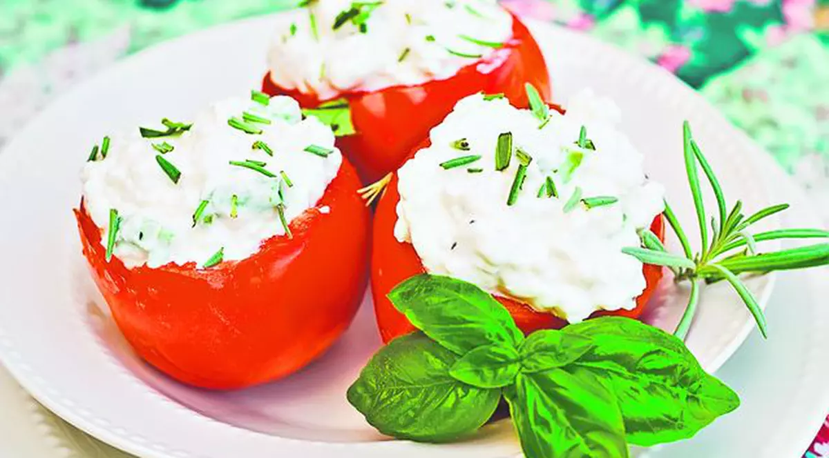 Roşii umplute cu pastă de brânză / O reţetă sănătoasă