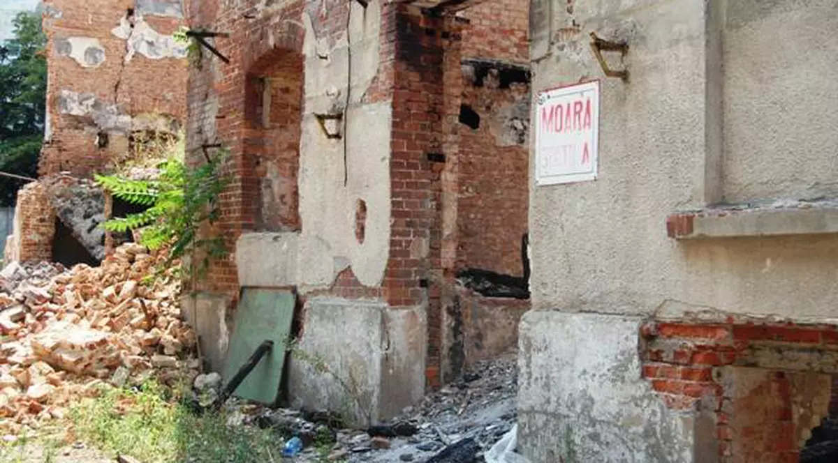 Infractorii nu au luat liber! Acoperişul şi peretele unei clădiri istorice din Capitală s-au prăbuşit din cauza unor hoţi de fier vechi