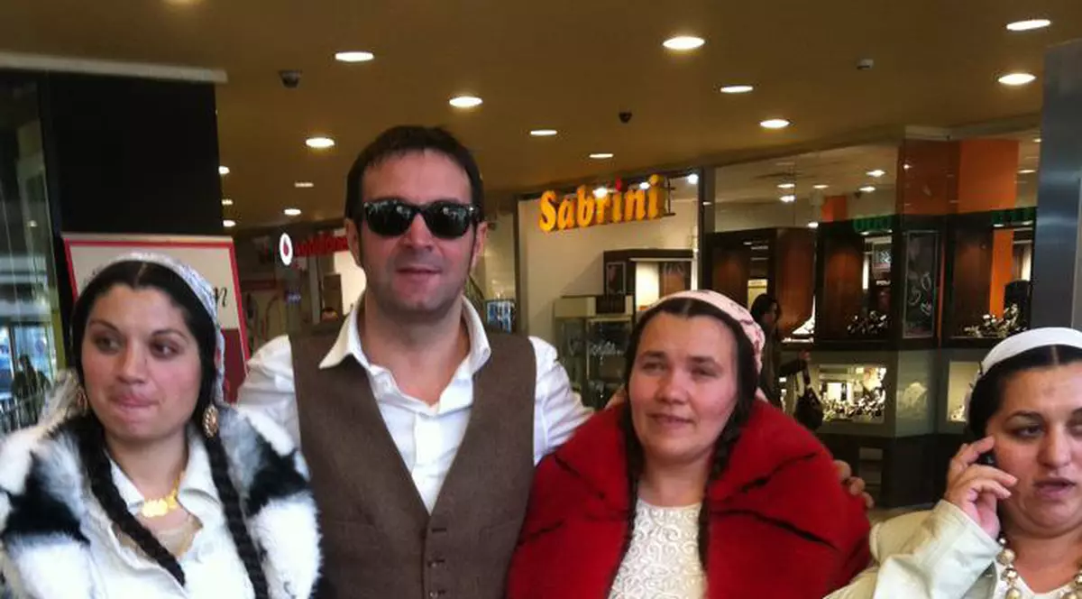 Daniel Buzdugan, asaltat de admiratoare la mall | FOTO