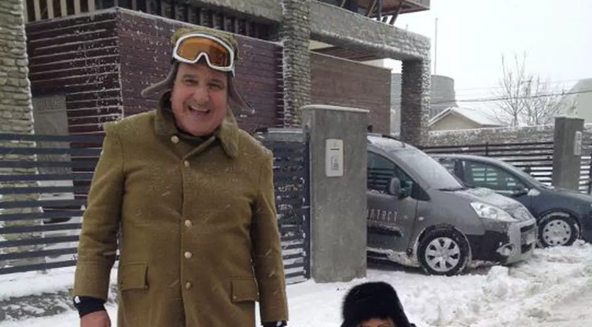 Andreea Bănică se bucură ca un copil de zăpadă. L-a convins pe Rică Răducanu s-o tragă cu sania!