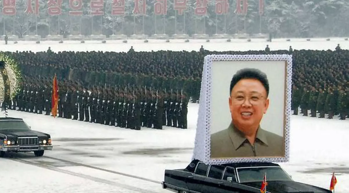 Corpul neînsufleţit al lui Kim Jong-il va fi îmbălsămat şi expus