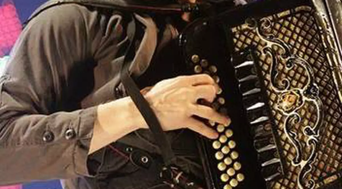 Uite cum sună "Ai se eu te pego" în varianta originală, româneşte, engleză şi japoneză | VIDEO