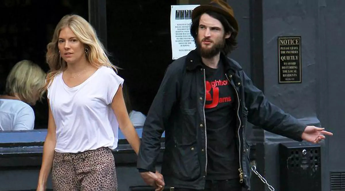 Sienna Miller este însărcinată