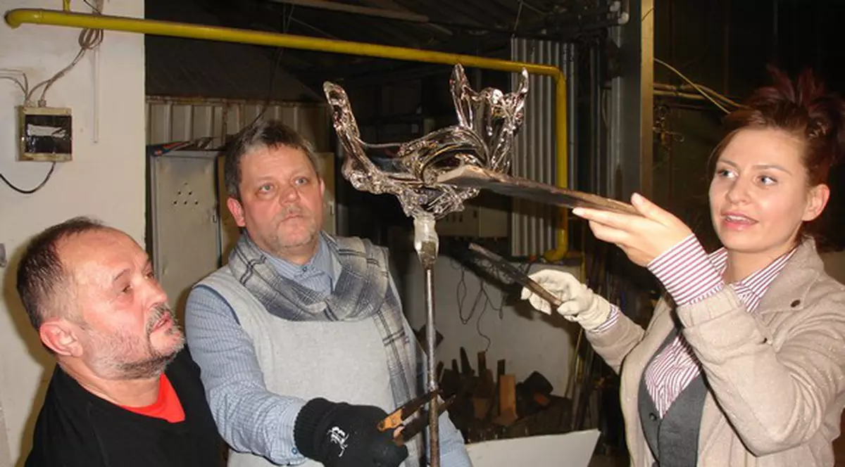 Adina Buzatu a luat lecții de la un faimos meșter sticlar | FOTO