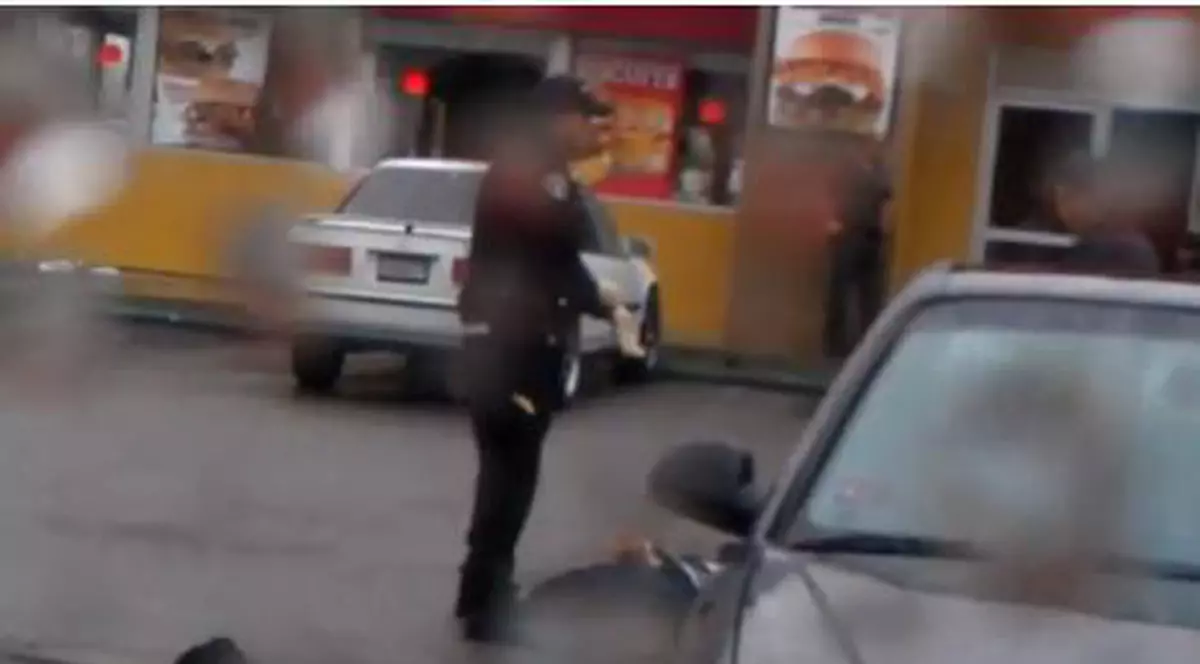 DE NECREZUT! A fost ciuruit de polițiști în plină stradă | VIDEO