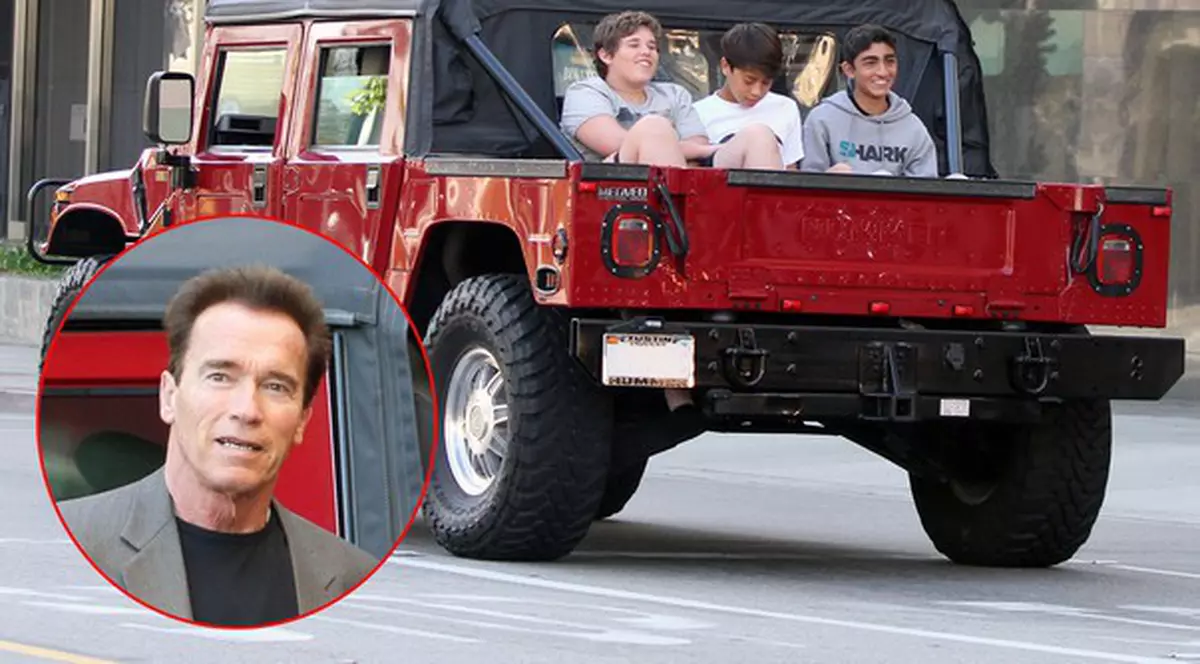 Ce iresponsabil! Arnold Schwarzenegger, ce transporți, copii sau saci cu cartofi?