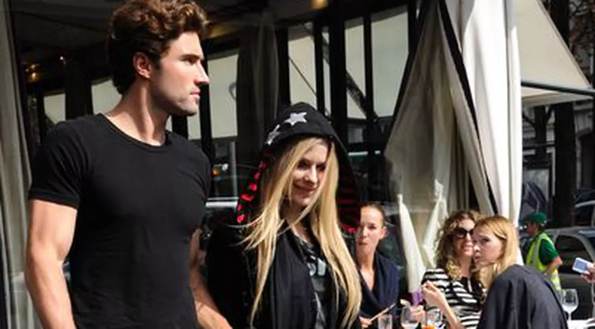 Avril Lavigne e din nou singurică