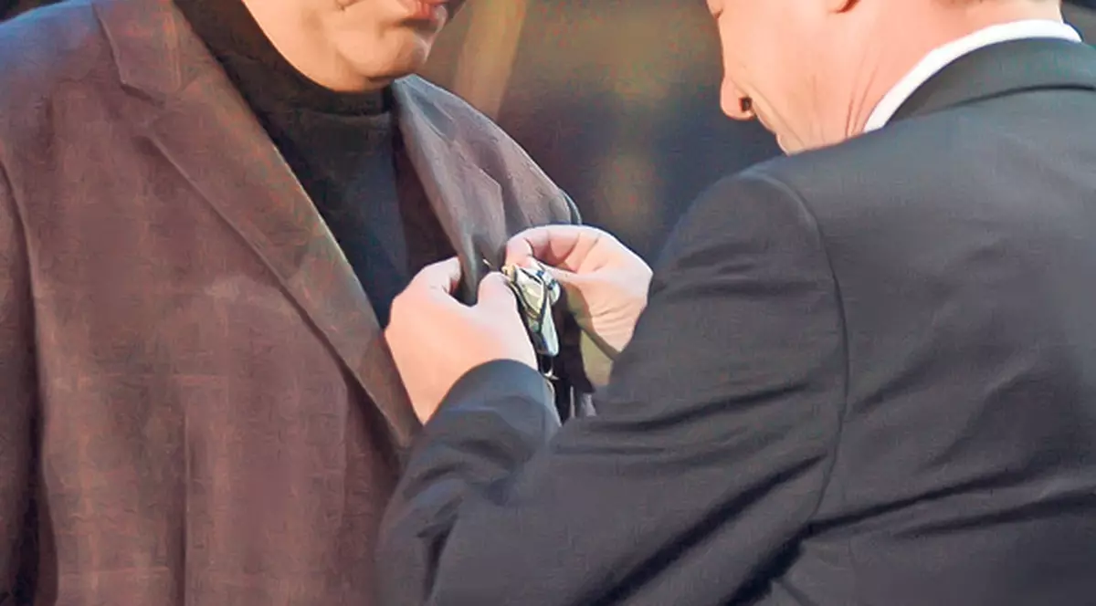 L-a decorat, iar acum «l-a decapitat»!