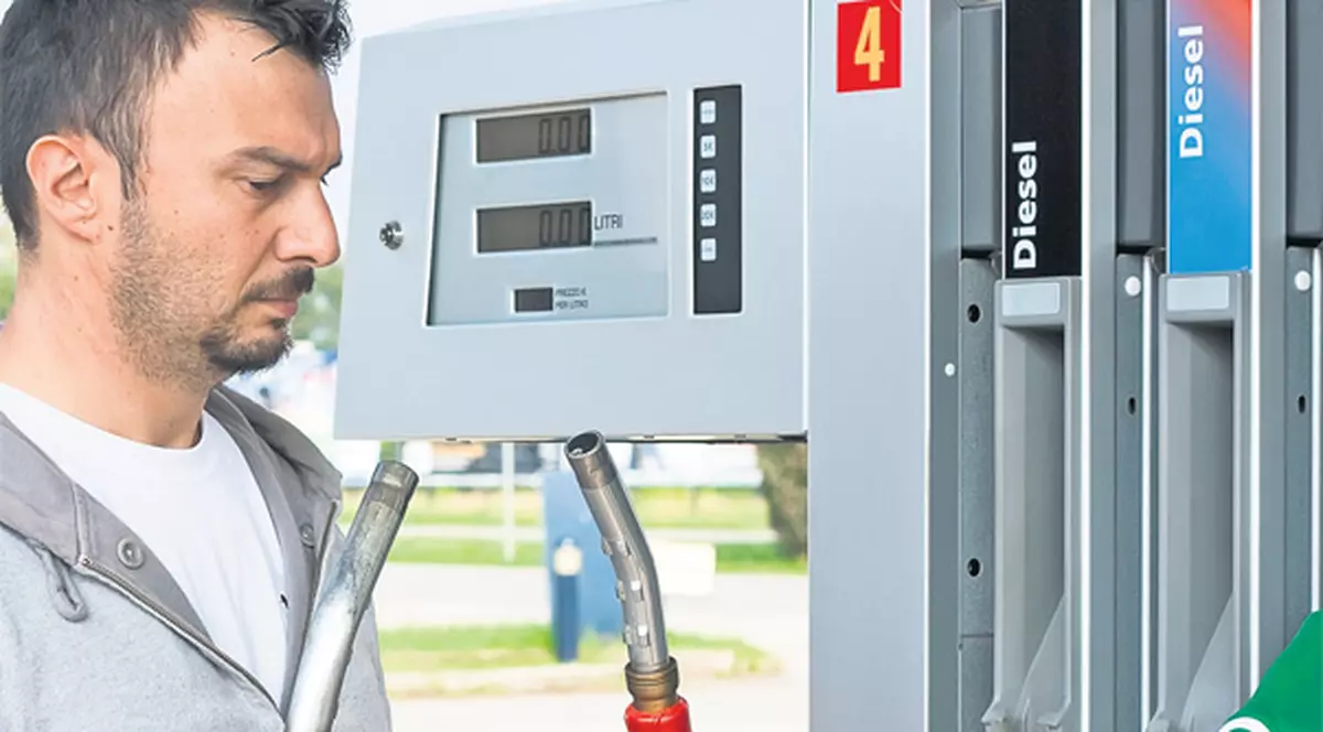 Îşi plătesc amenzile din banii noştri! Taxate cu peste 200.000.000 €, companiile petroliere au scumpit rapid carburanţii!