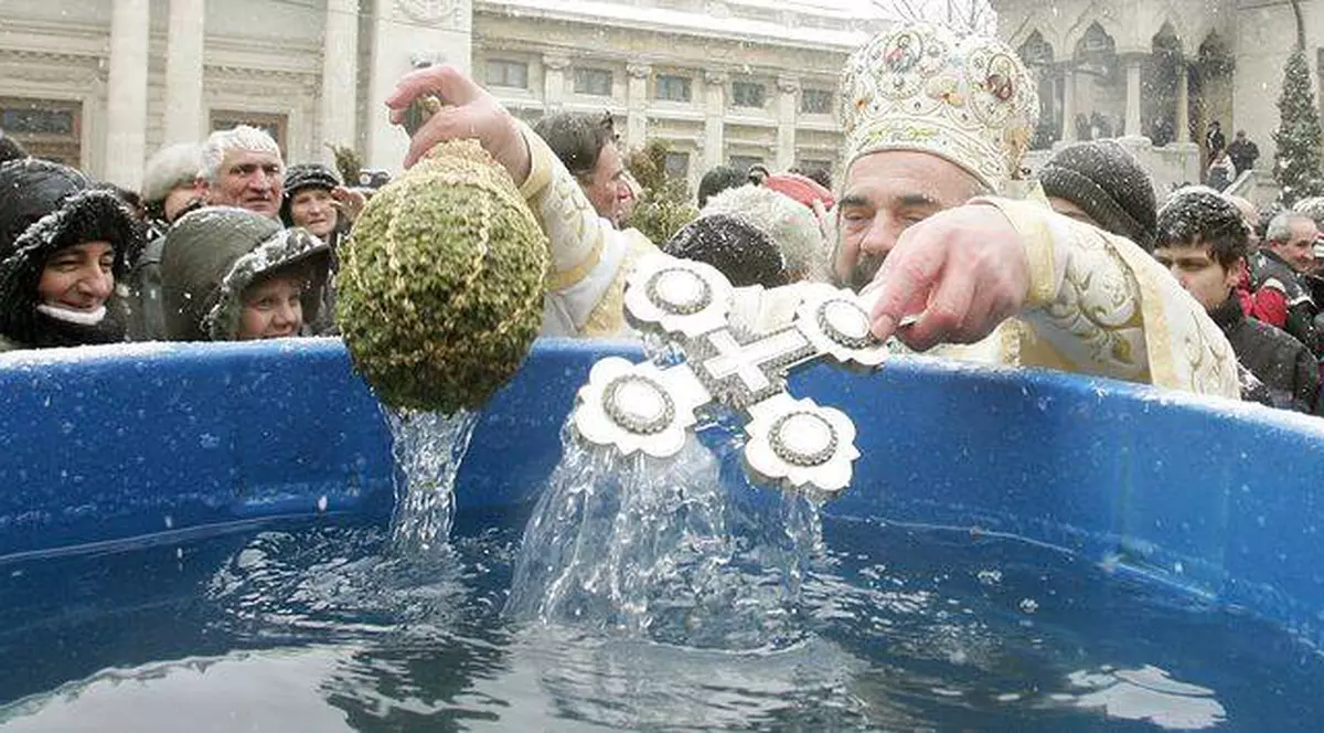 Mâine se sfinţesc apele.Creştinii ortodocşi şi catolici sărbătoresc Boboteaza