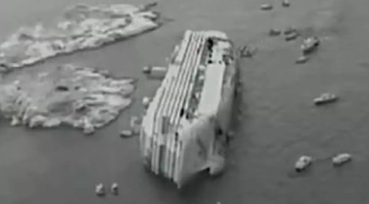 Imagini uimitoare! Pasagerii de pe Concordia stau la rând pentru a fi salvați de la moarte | VIDEO
