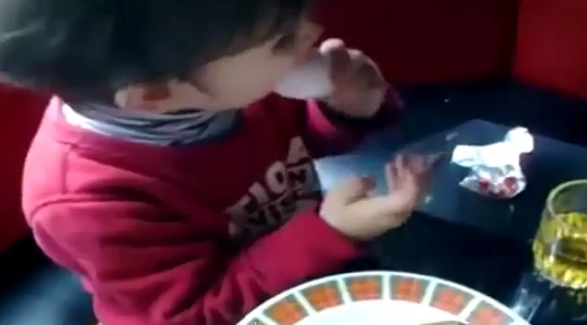 Uite cea mai proastă glumă făcută unui copil, chiar de către proprii părinţi | VIDEO