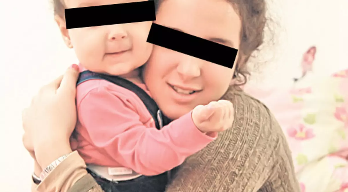 La 13 ani, are o fetiţă de un an