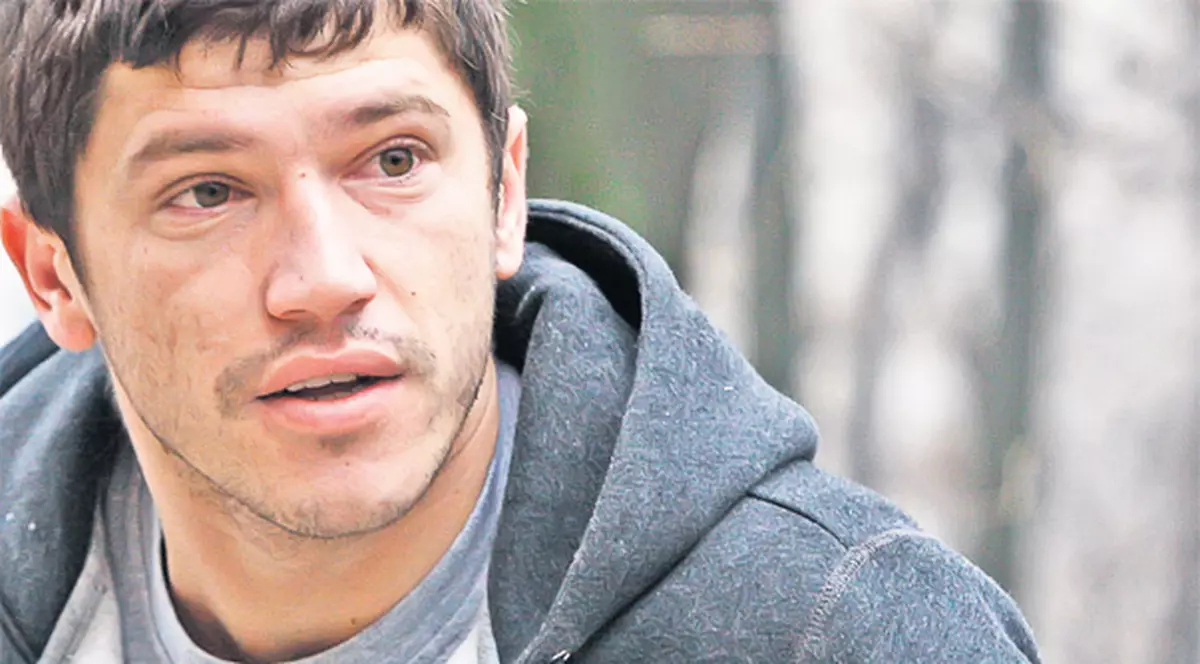 Stelistul Cristi Tănase s-a prezentat ieri, la vizita medicală, cu ochii tulburi şi umflaţi de nesomn