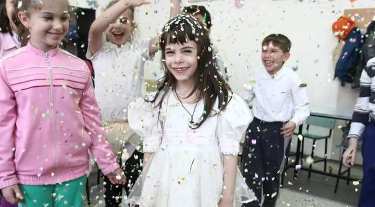 Iată cum arată fetiţa mamei record la şapte ani!