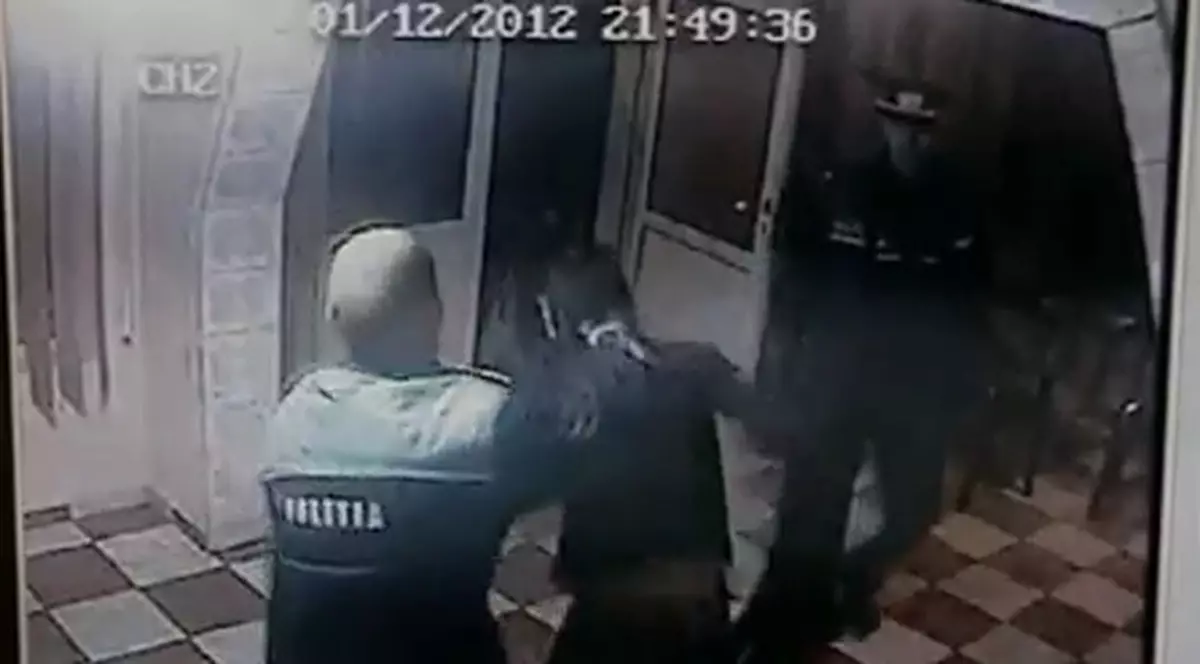 O femeie din Vrancea, bătută de poliţişti | VIDEO EXPLICIT