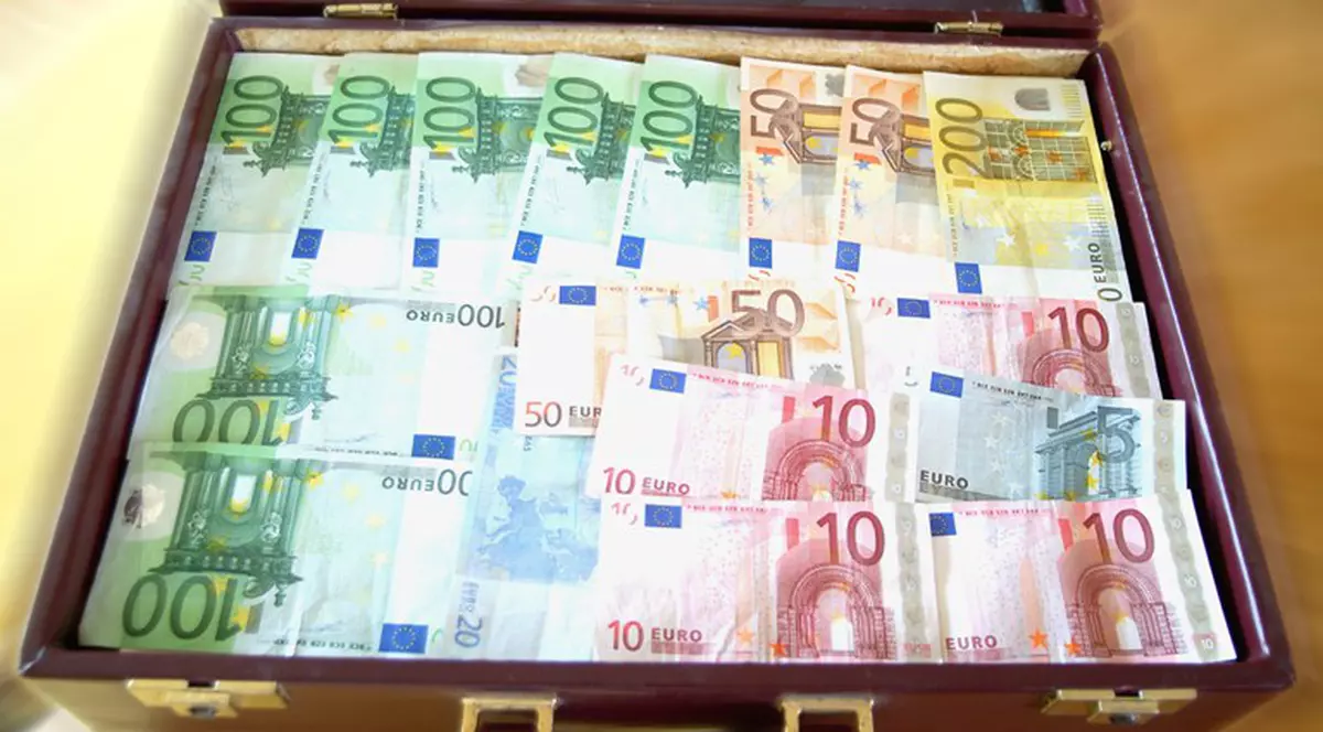 O femeie din Vatra Dornei, călcată de hoți de Revelion. I-au furat 56.000 de lei