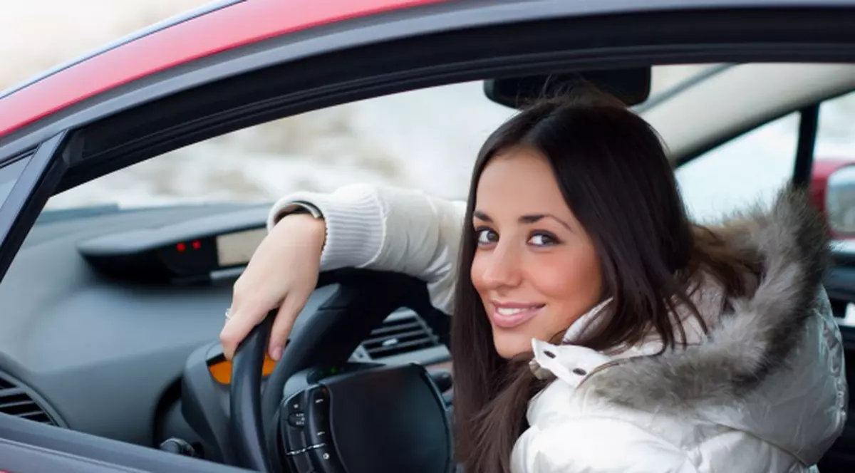Lecţie de şoferie pentru bărbaţi! Femeile parchează mai bine