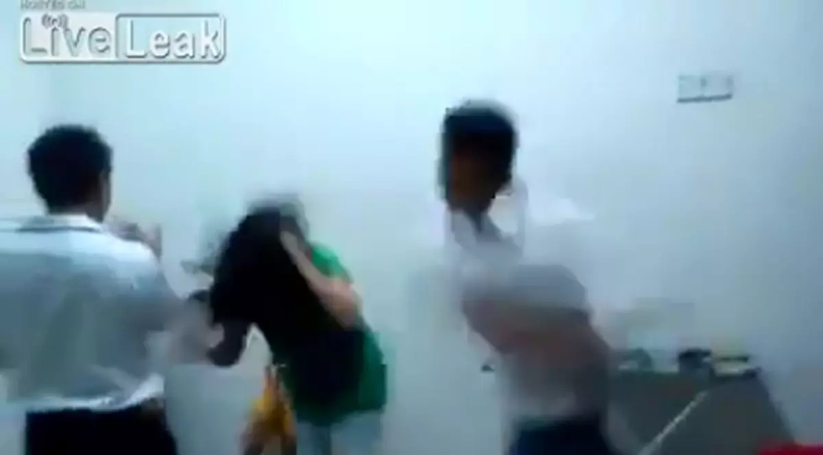 Două fete bătute şi date cu capul de pereţi de câţiva bărbaţi, pentru că ar fi prostitutate | VIDEO ŞOCANT