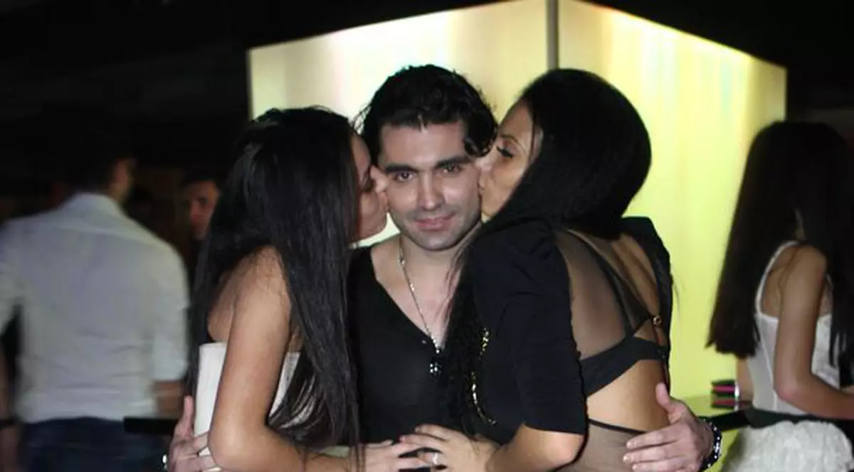 Pepe, înconjurat şi pupat de modelele lui Liviu Vârciu