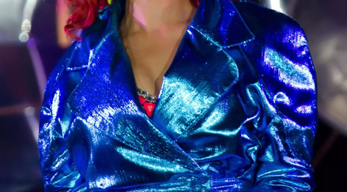 Rihanna a dat-o pe artă! Şi-a comandat un tablou cu Swarovski!