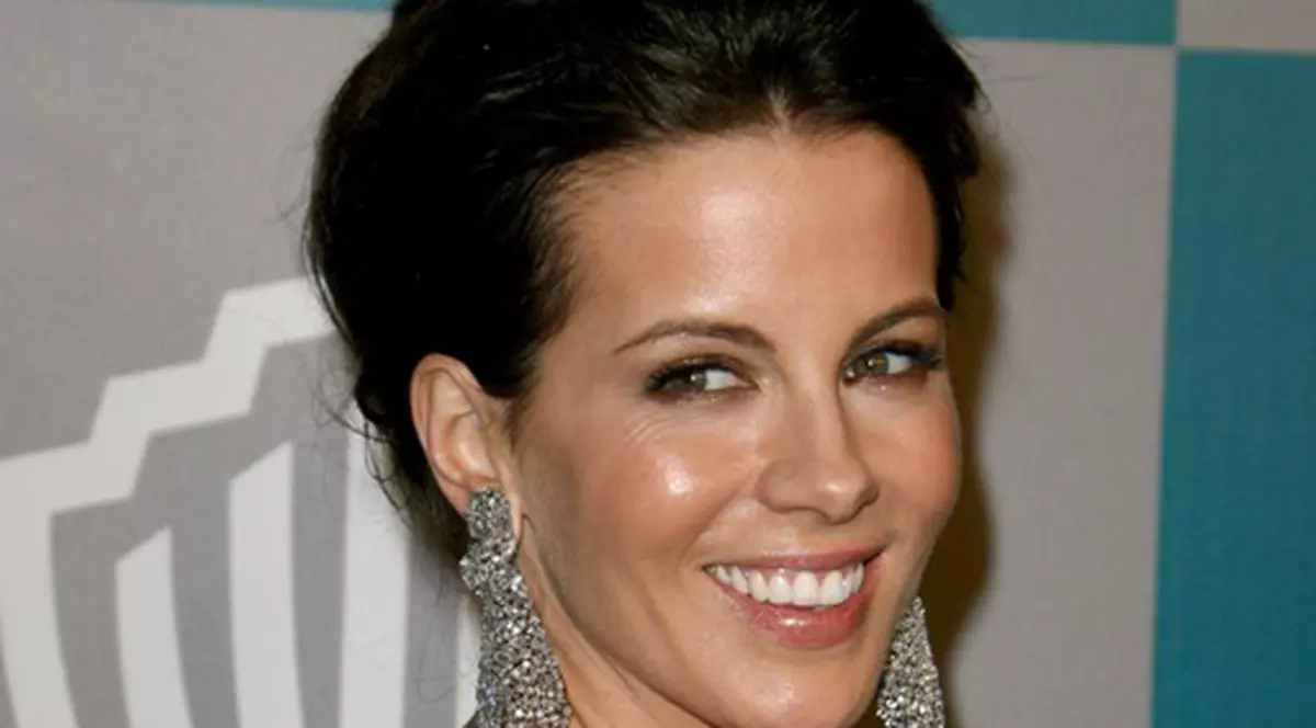 După ce s-a certat cu mama ei, i-a strecurat acesteia în geantă un vibrator. Vezi ce actriţă s-a răzbunat astfel!