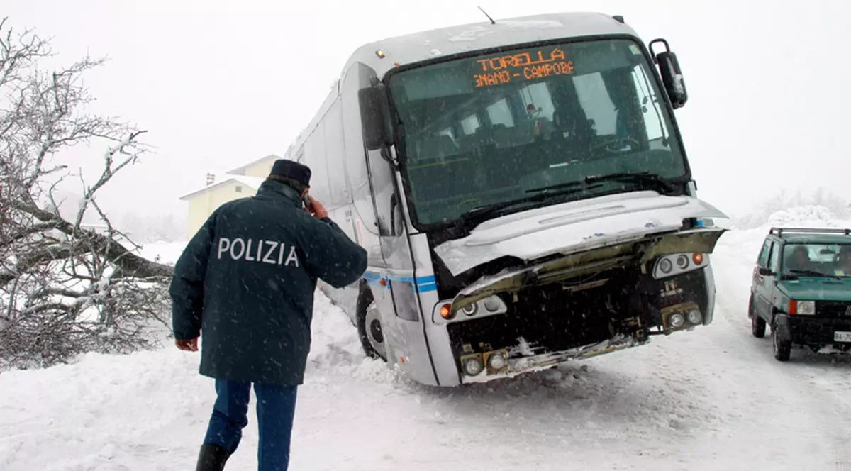 Un autocar a fost deszăpezit în Bulgaria de un utilaj românesc