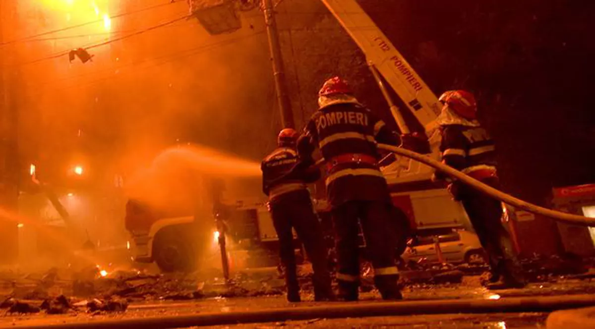 Trei gospodării au fost înghiţite de flăcări, în Suceava