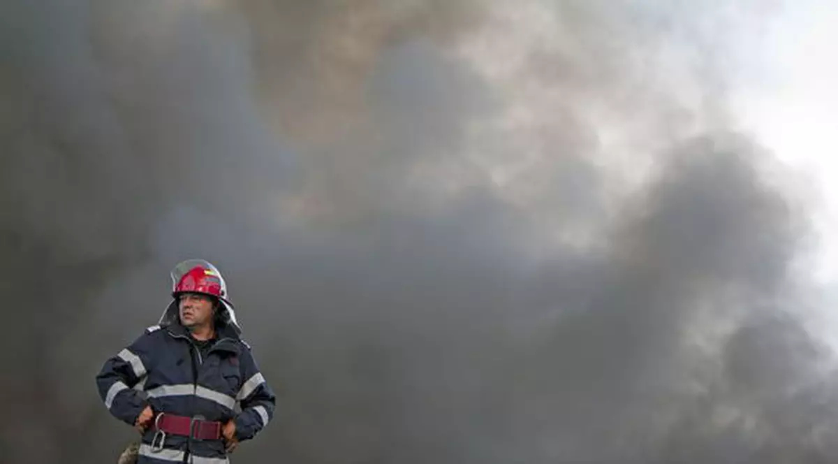 Un bloc cu locuinţe sociale din Rădăuţi a luat foc. Zece familii, afectate