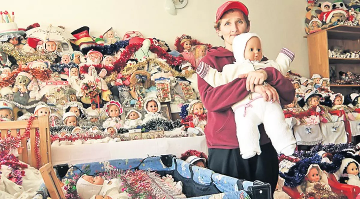 O femeie din Vrancea a făcut un azil pentru păpuşile abandonate