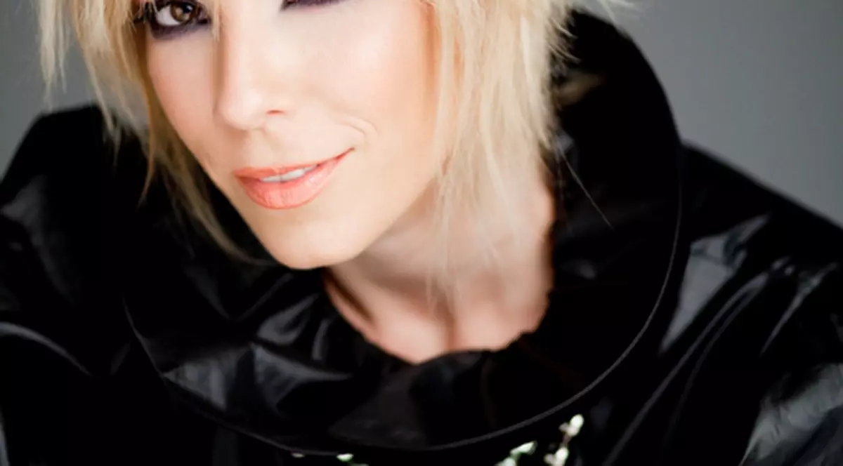 Maria Radu vrea să devină un muzician complet. Acum ia lecţii de chitară!