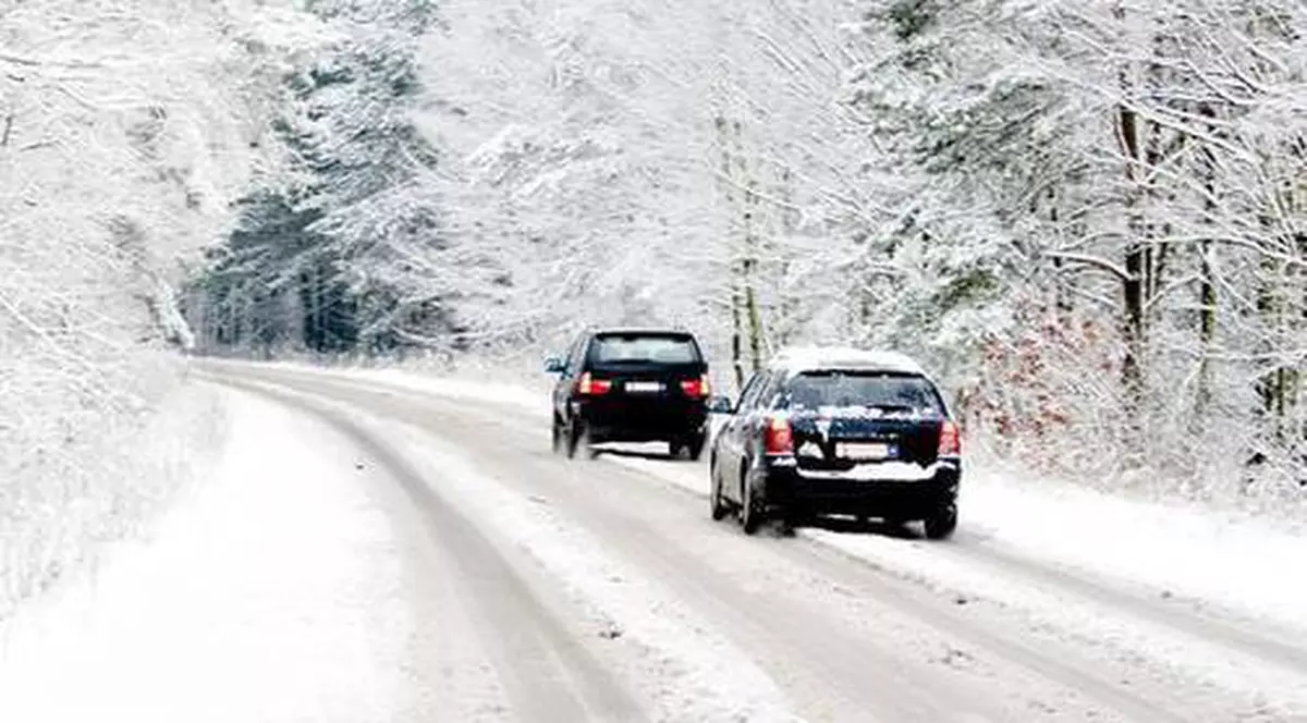 Cincisprezece maşini blocate din cauza zăpezii, între staţiunea Sinaia şi Cota 1400