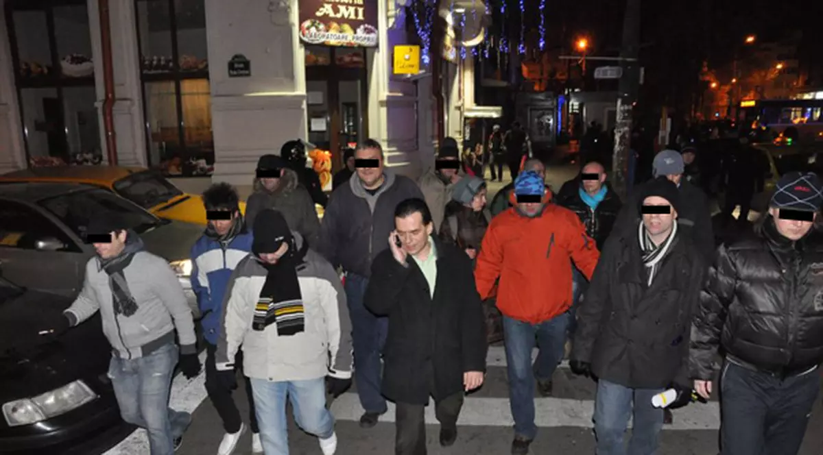 Curajosul Orban, înconjurat de ”pază” la protest!