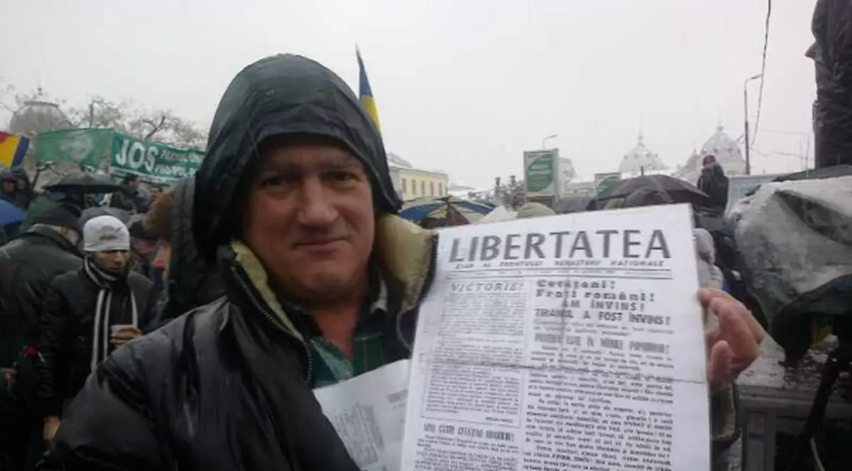 Un protestatar a adus la Universitate un simbol al democraţiei: primul număr al ziarului Libertatea