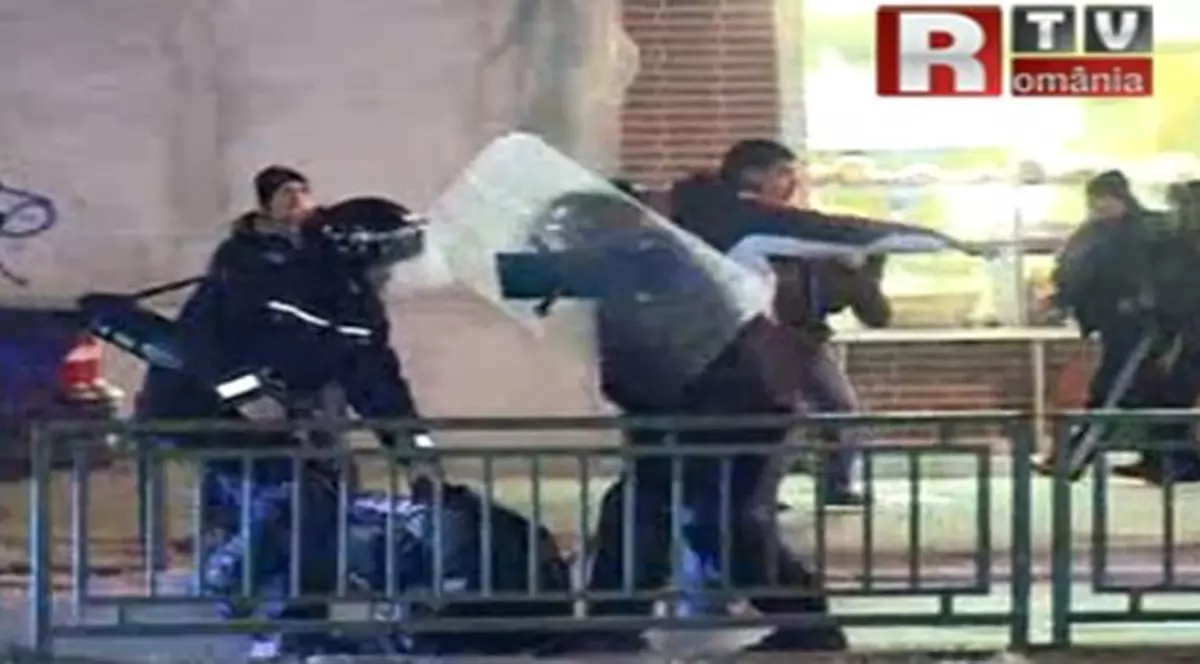 Uite cum protestatarii sunt bătuţi de jandarmi | VIDEO