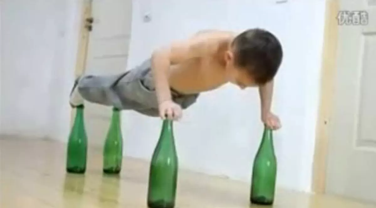 O să rămâi cu gura căscată! Uite-l cum face flotări pe sticle! Și nu are decât 7 ani VIDEO