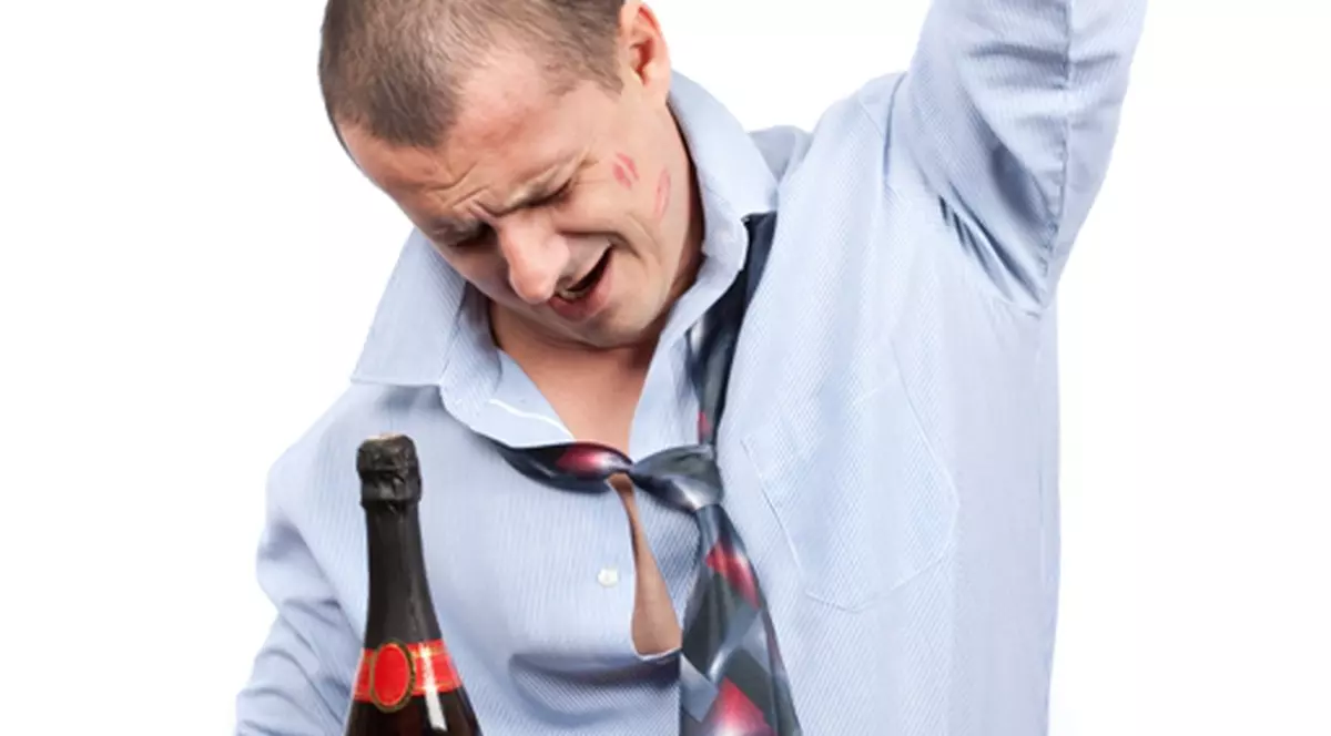 O femeie a tras o SPERIETURĂ groaznică! S-a trezit cu doi străini în patul ei