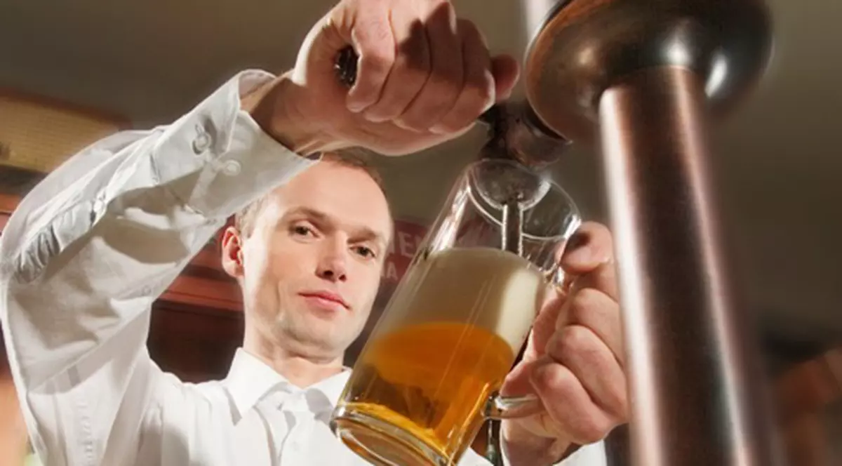 Un barman a fost concediat pentru că punea prea multă bere în pahare! Vezi ce pagubă i-a făcut patronului!