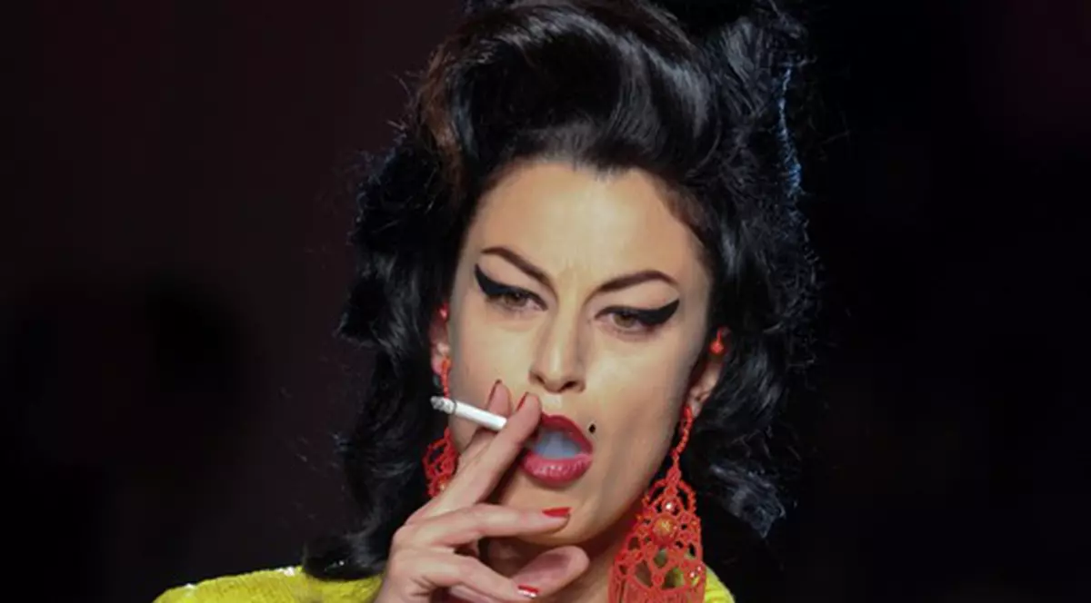 O colecţie Jean Paul Gaultier, dedicată cântăreţei Amy Winehouse, criticată dur de tatăl ei