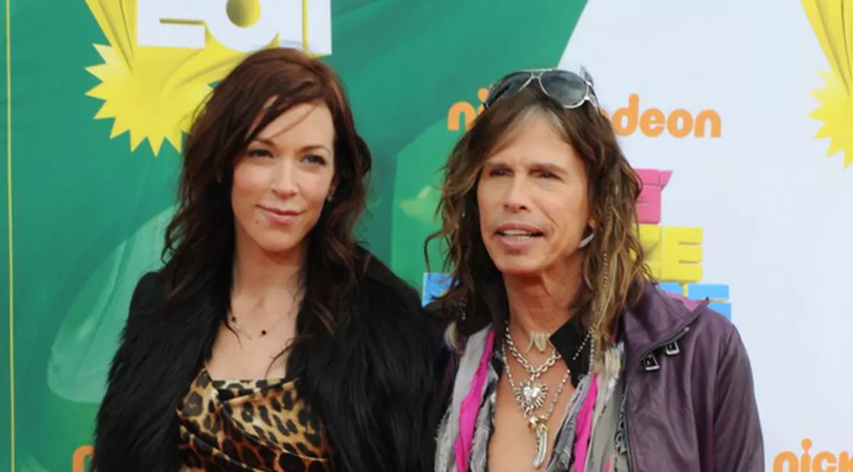 La 63 de ani, Steven Tyler, solistul trupei Aerosmith, s-a logodit
