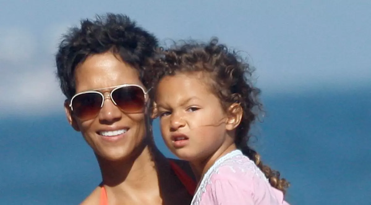 Nu este o glumă! Actriţa de culoare Halle Berry va juca rolul unei femei albe