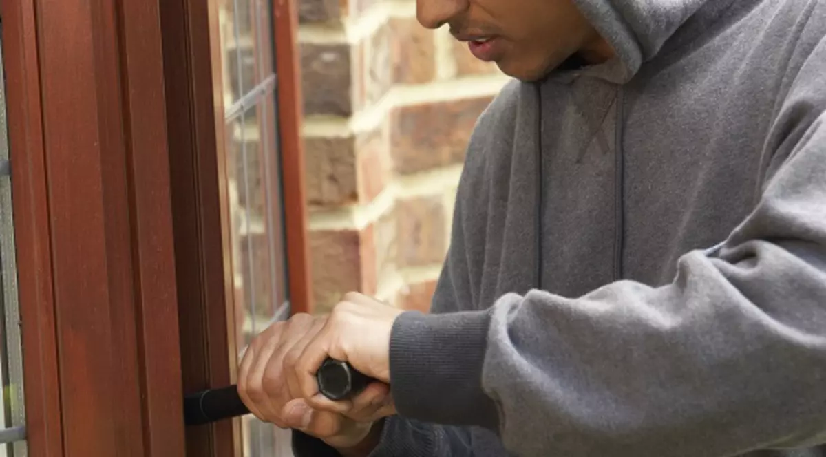 Spărgător de meserie şi tâlhar în timpul liber, prins de poliţiştii Secţiei 22